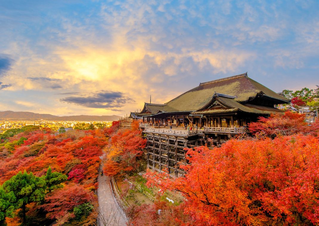 Kiyomizu-dera őszi színpompában Kiotóban, Japán