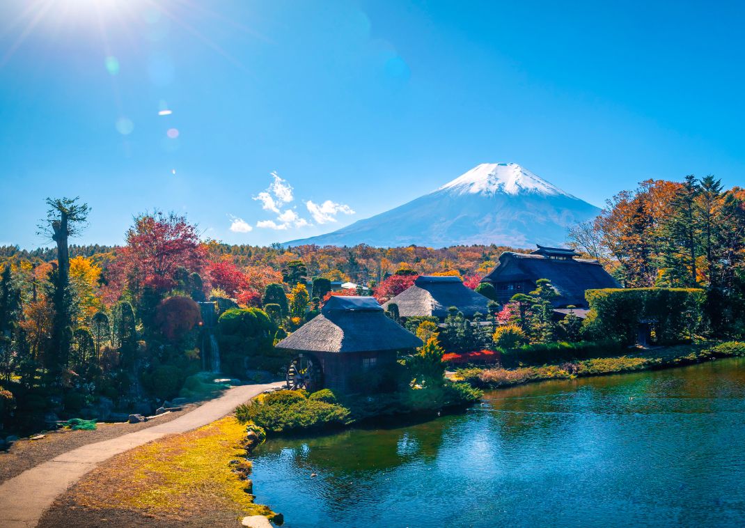 Az ősi Oshino Hakkai falu és a Fuji-hegy ősszel, Japán