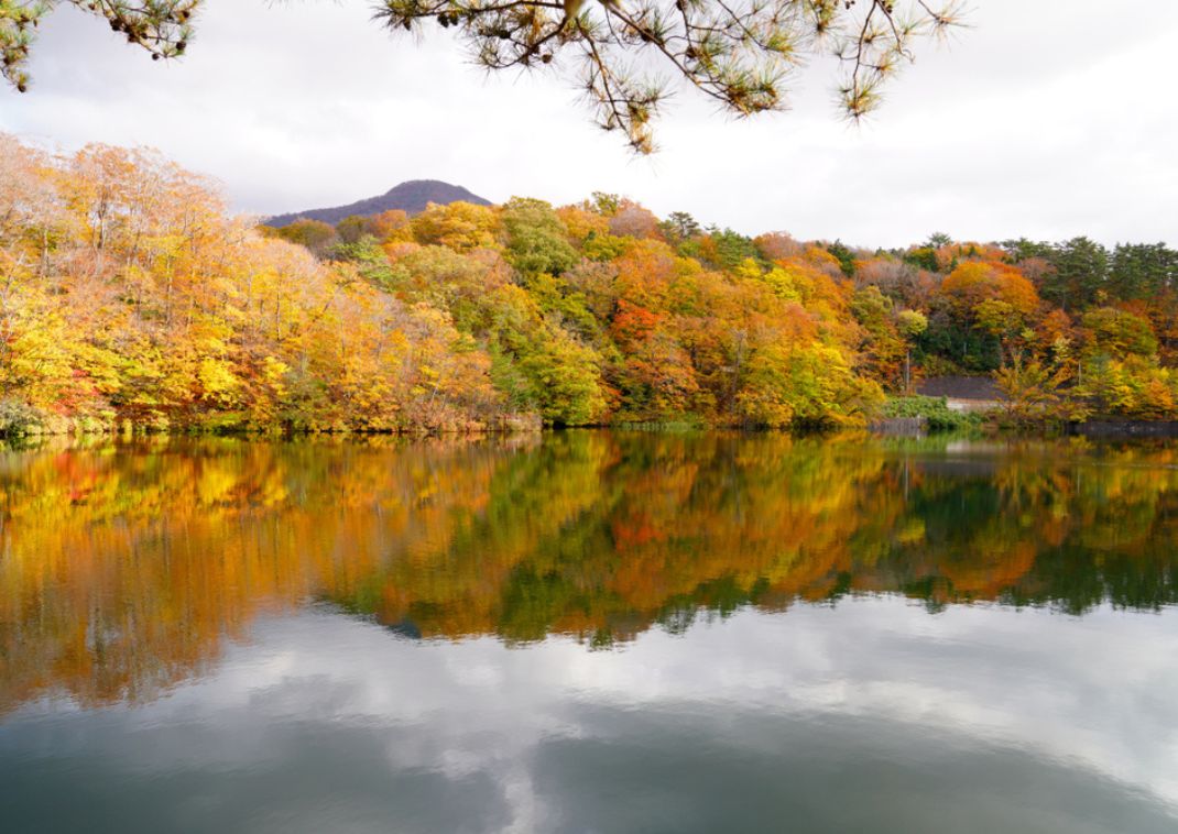 Őszi táj az Akechidaira kilátóból a Chuzenji-tónál, Nikko, Japán