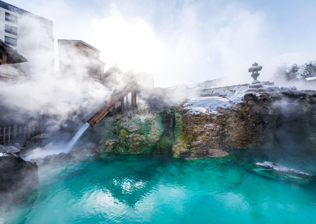 Yubatake gőzölgő termálvize a Kusatsu termálfürdőben, Japán