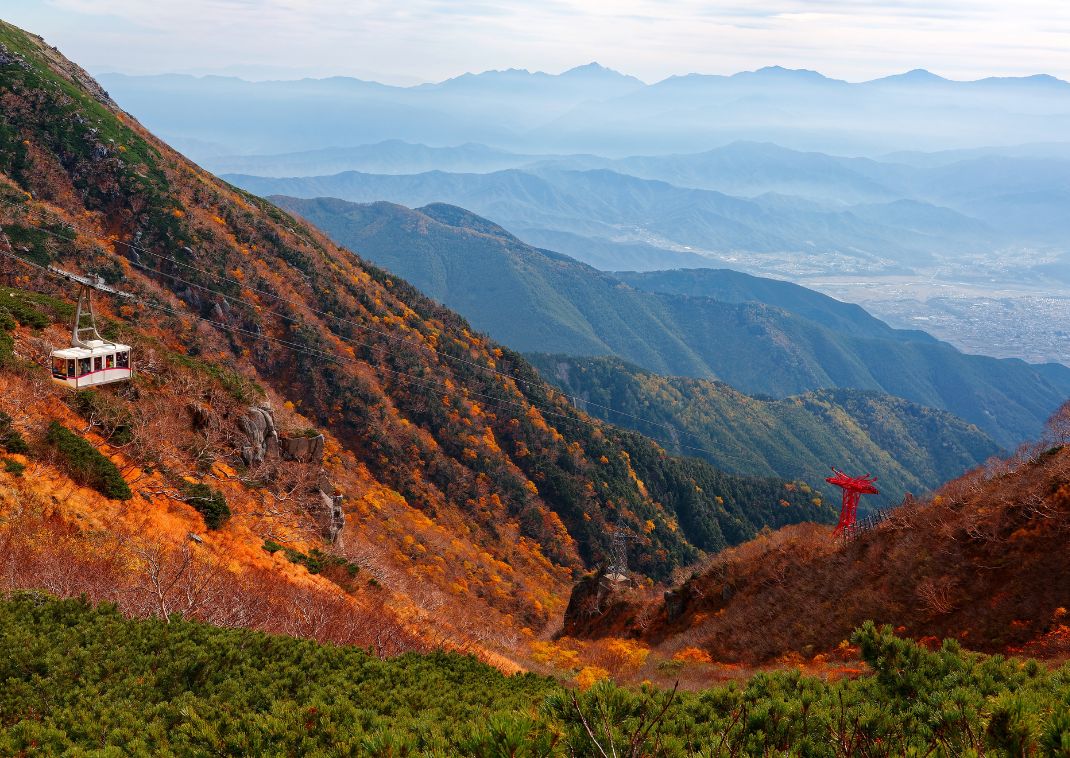 Felvonó az őszi színekbe borult Kiso-hegy fölött, Japán