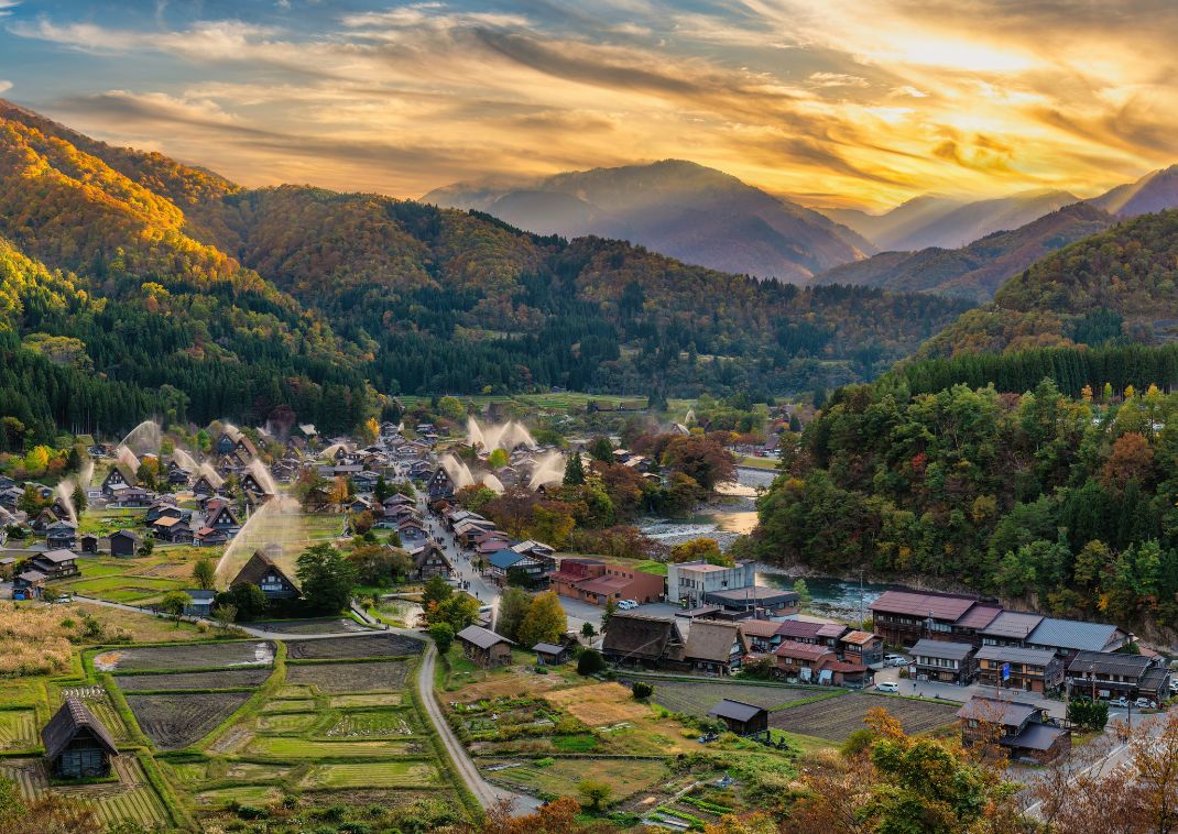 Shirakawago falujának őszi látképe, Gifu, Japán