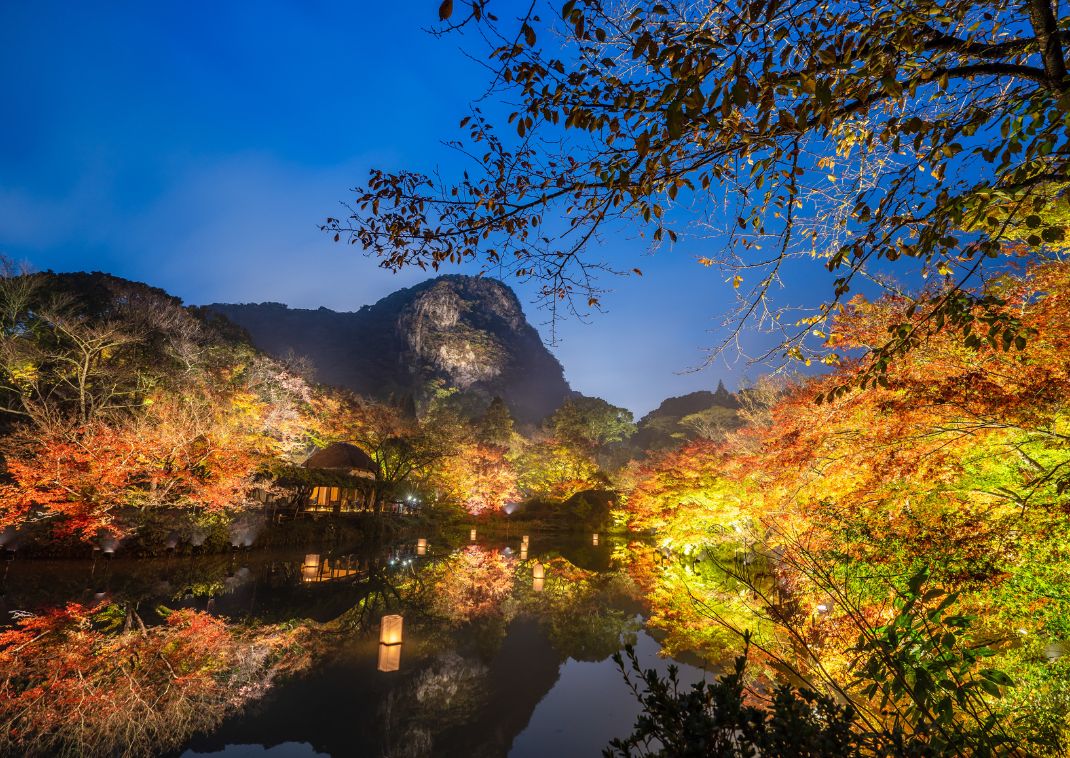 Esti fények az őszi Mifuneyama rakuen kertben, Japán