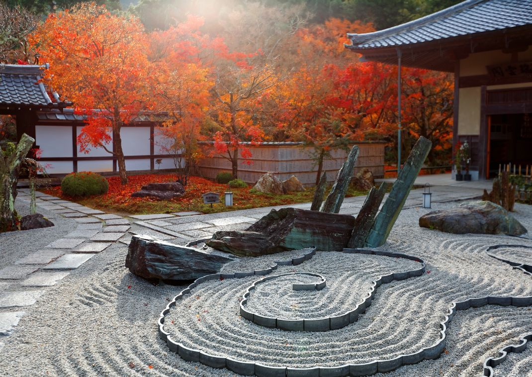 Őszi reggel az Enkoji templom Honryutei sziklakertjében Kiotóban, Japán