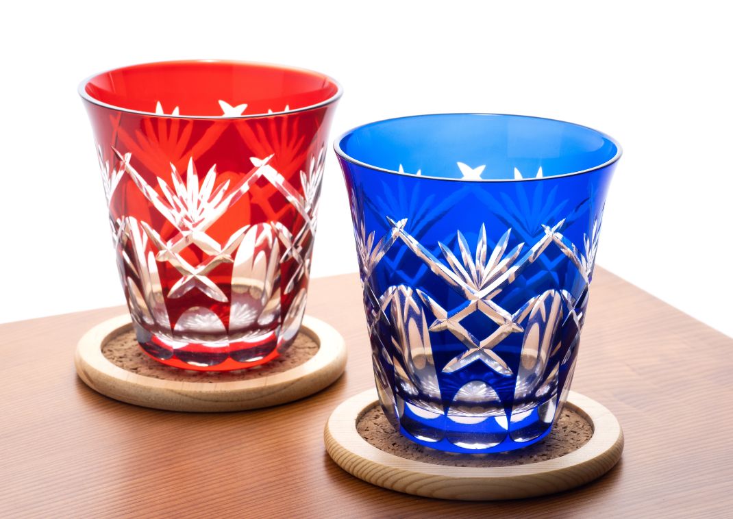 Két piros és kék Edo kiriko pohár, mely tradicionális tokiói kézműves termék