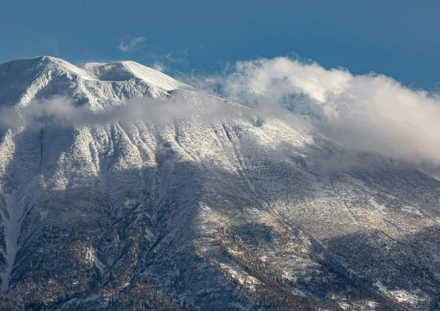 A Yotei-hegy havas csúcsa Nisekóban, Hokkaido, Japán