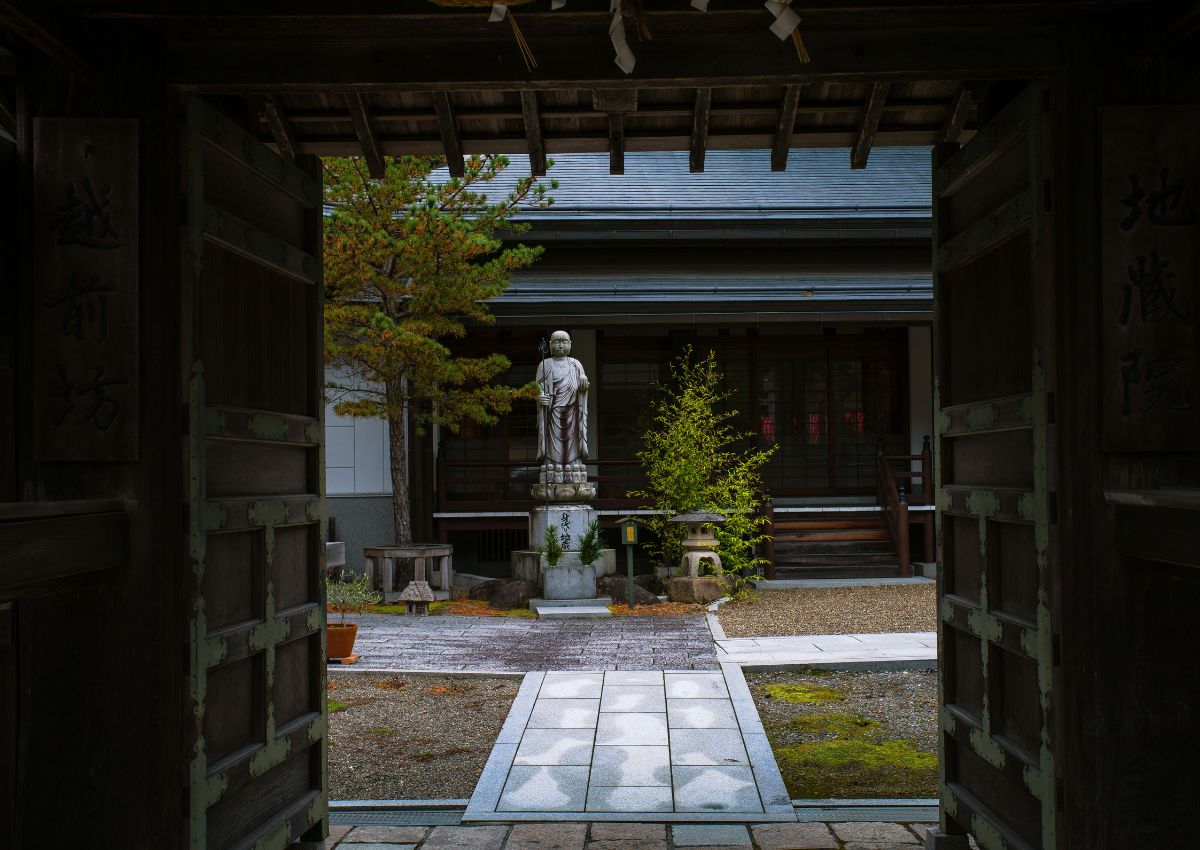 Kert egy japán templom belső udvarán