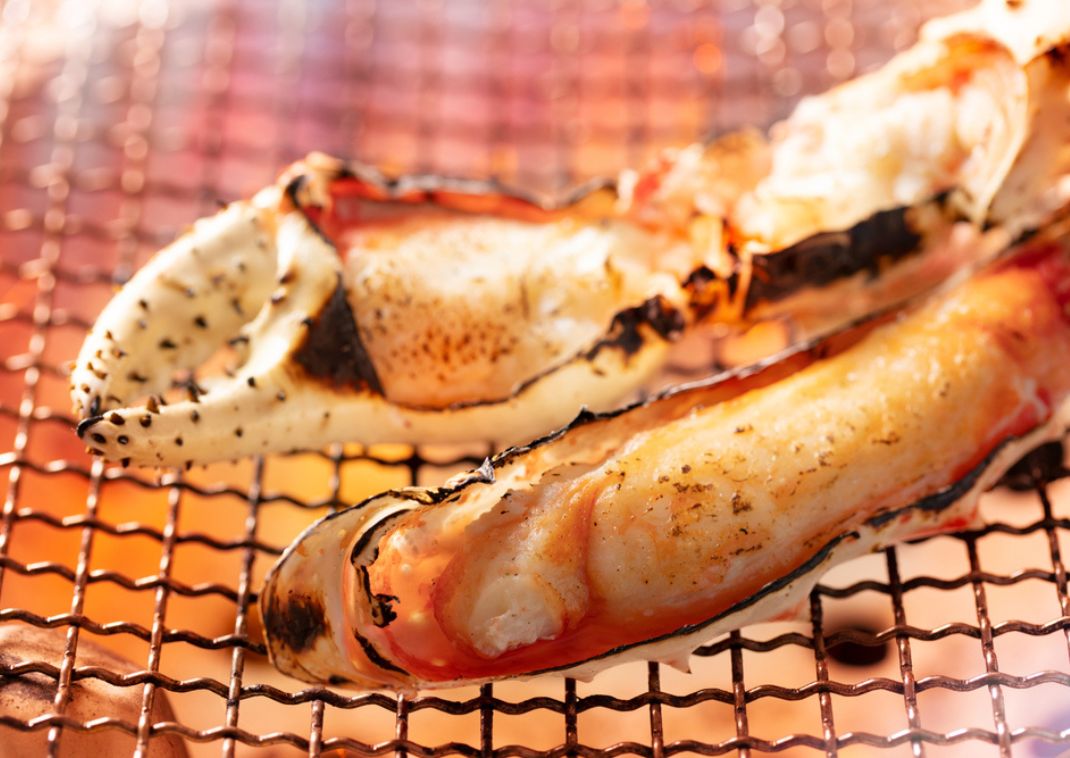Vörös királyrák ollói grillezés közben