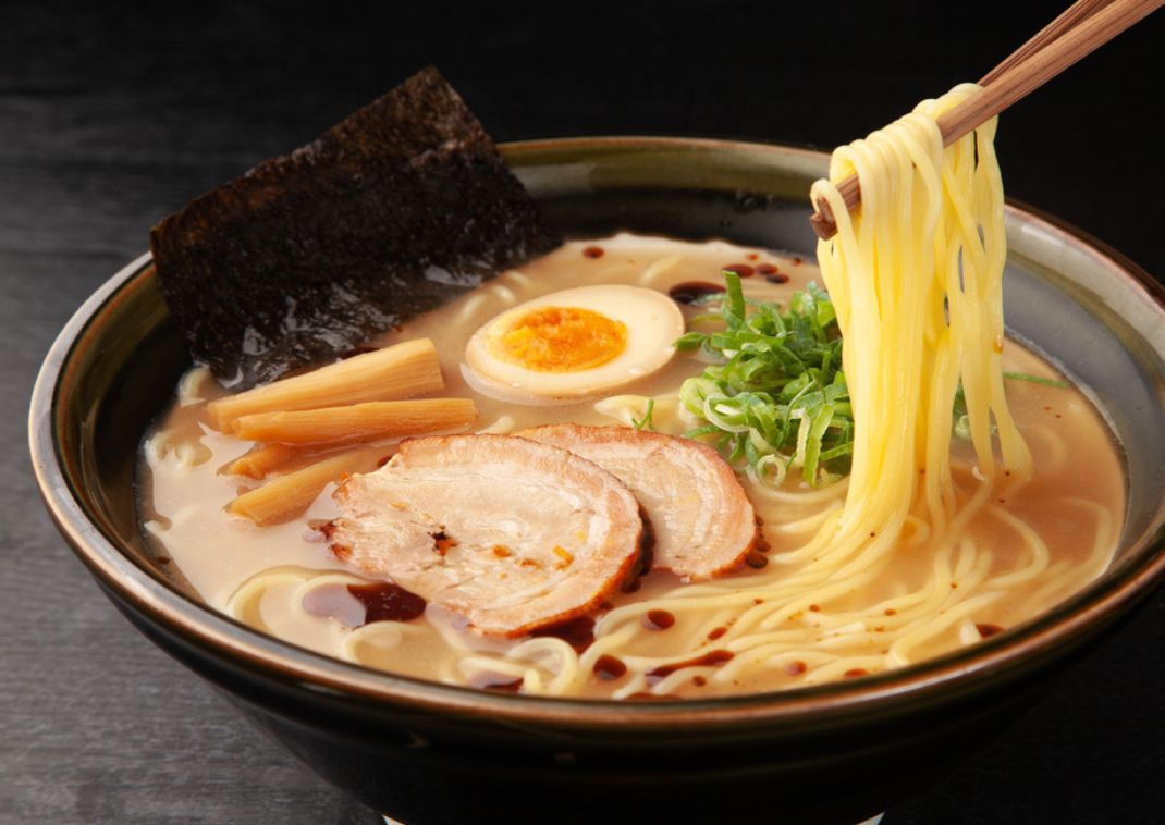 Japán sertésleves alapú ramen, sokféle feltéttel