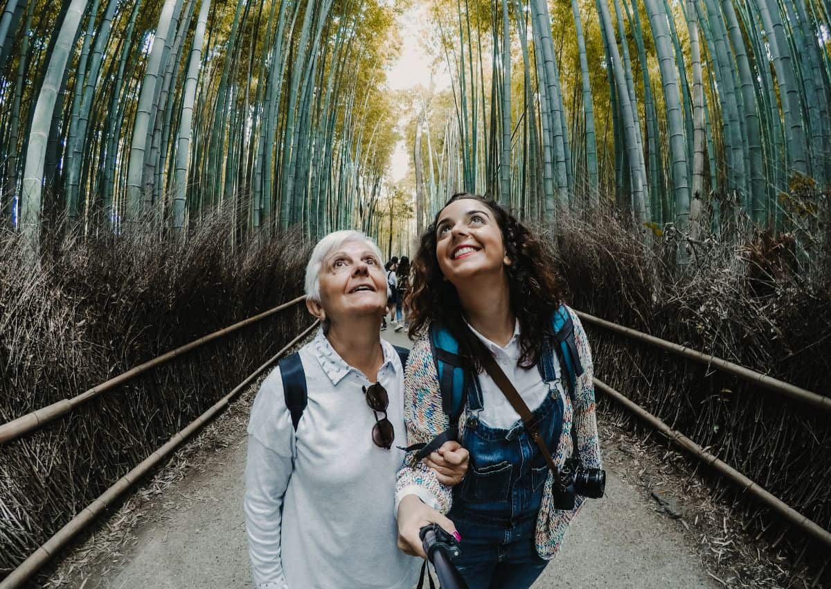 Turistaként érkező anya és lánya a kiotói Arashiyama bambuszligetben.