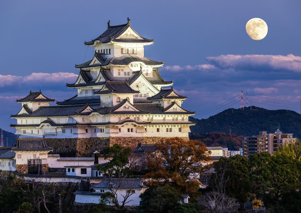 Telihold a Himeji-kastély felett, Japánban