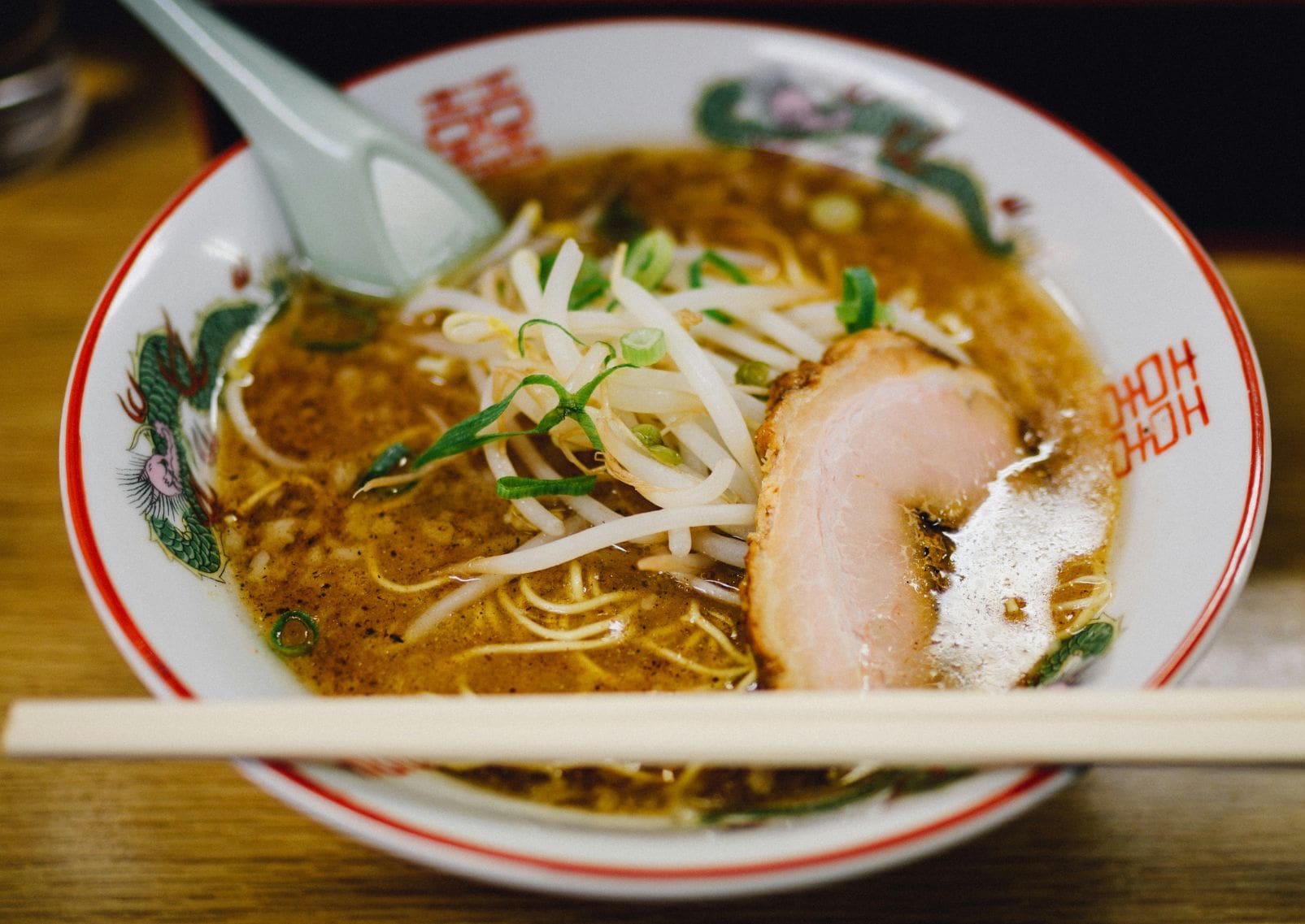 Hagyományos japán sertésramen, evőpálcikával fogyasztva