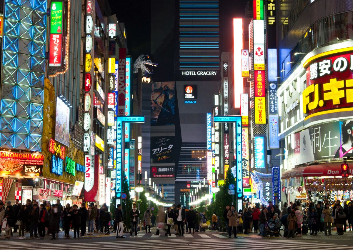 Utca a Shinjuku kerületben, Tokió, Japán