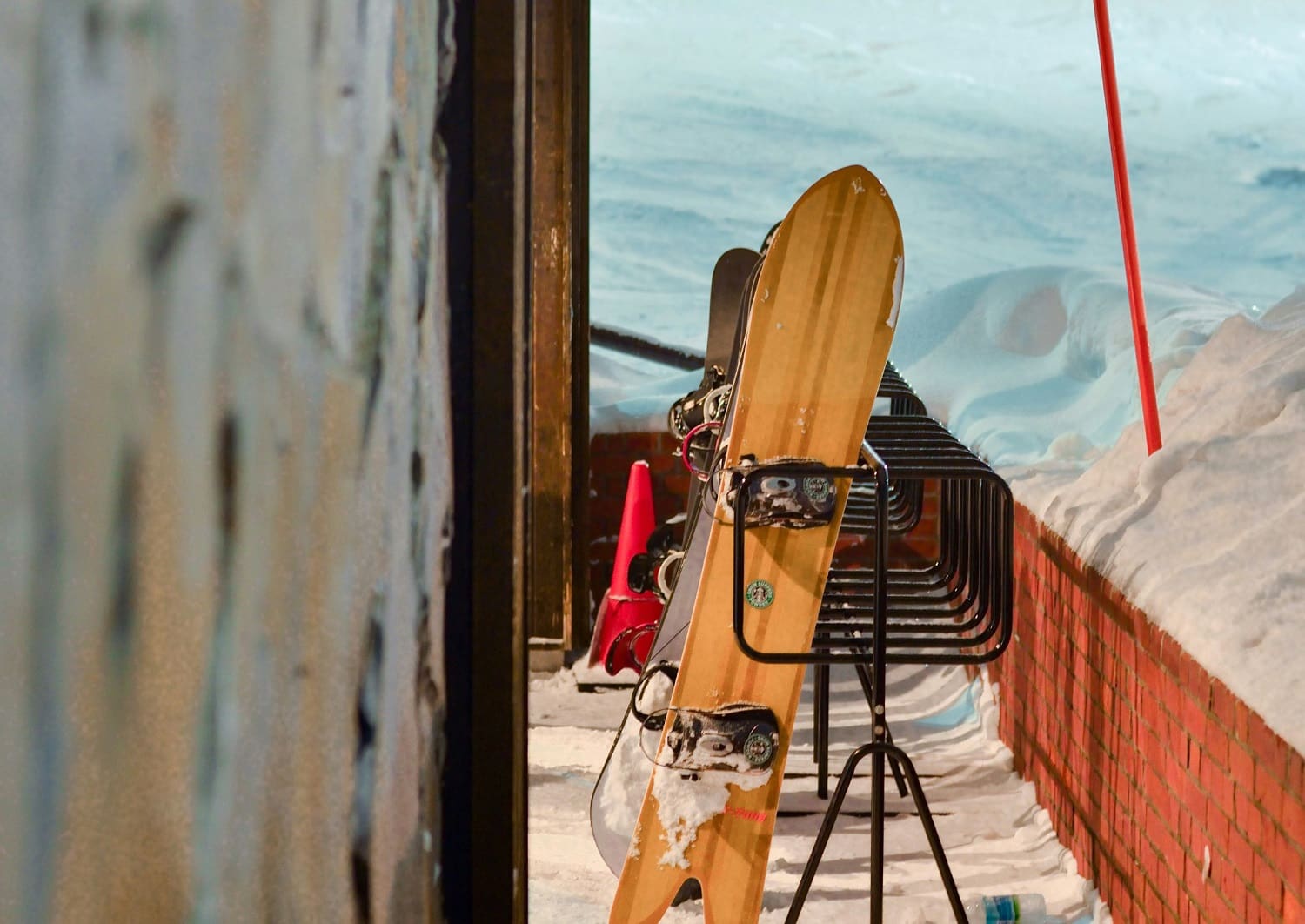 Sílécek és snowboardok egy étteremnél Nisekóban, Hokkaido, Japán