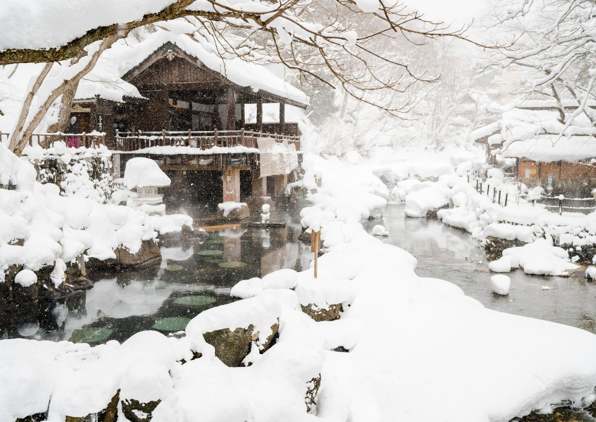 Takaragawa szabadtéri termálfürdő havazás idején, Gunma, Japán