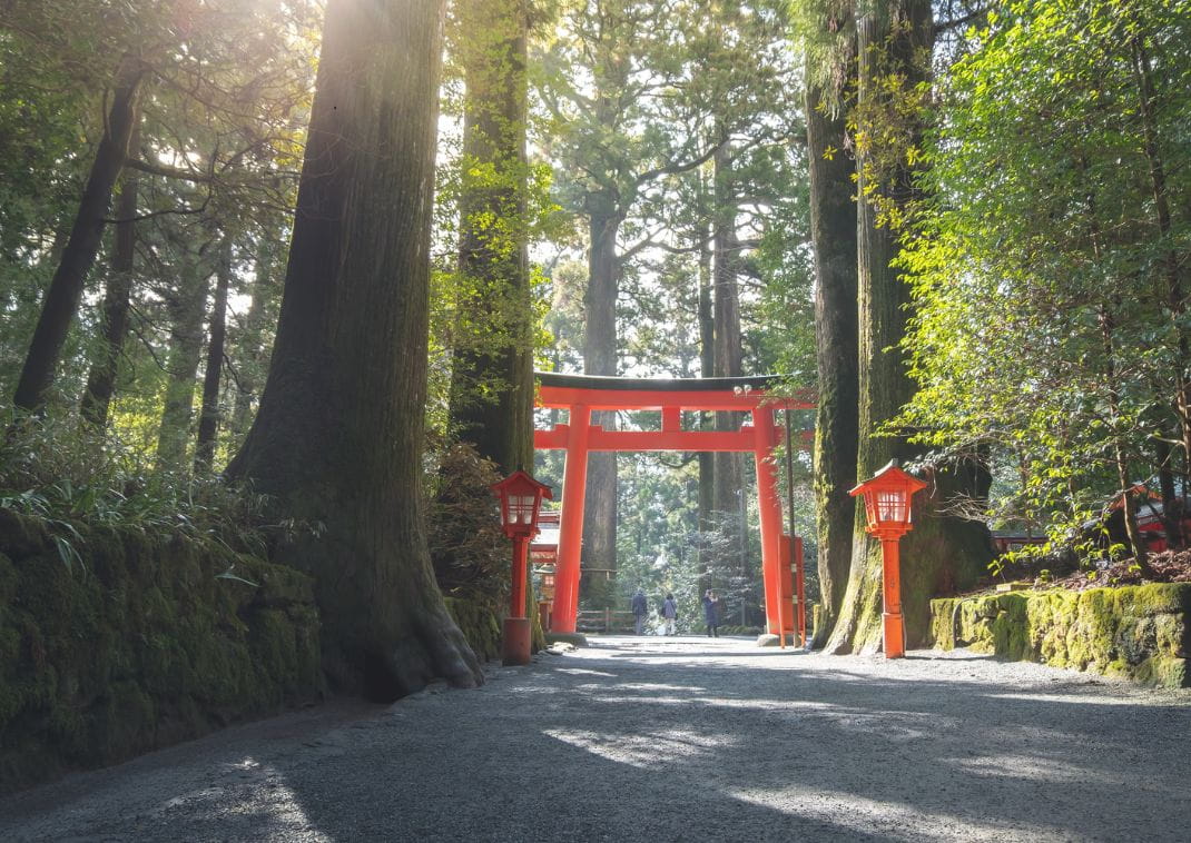  Torii vagy vörös japán templomkapu a Hakone szentélyben az Asinoko-tónál, Hakone városában, Japánban