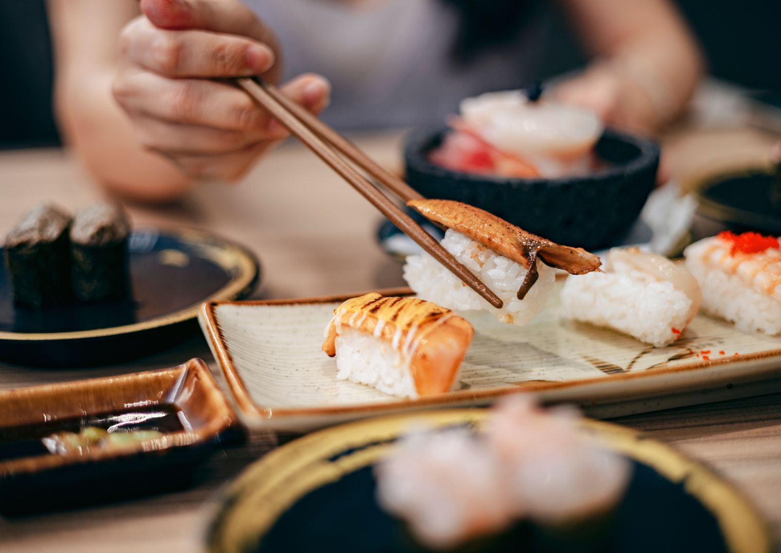 Japán nigiri szusi fogyasztása evőpálcikával