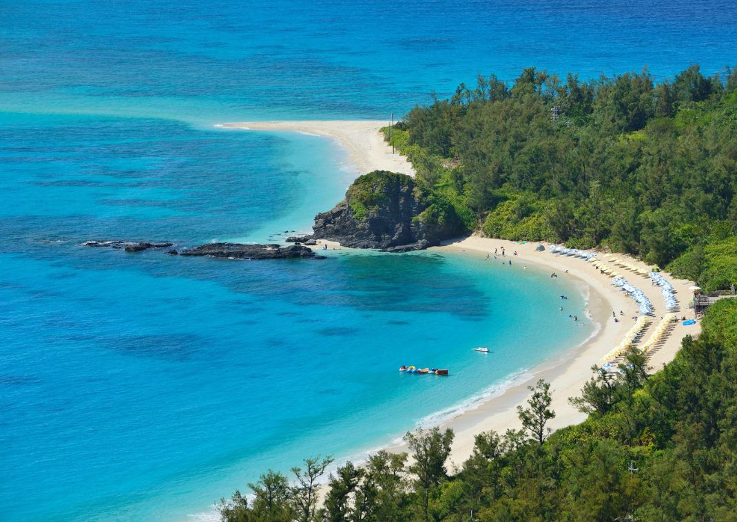 Távoli kép a Furuzamami tengerpartról Zamami szigetén, Okinawa, Japán