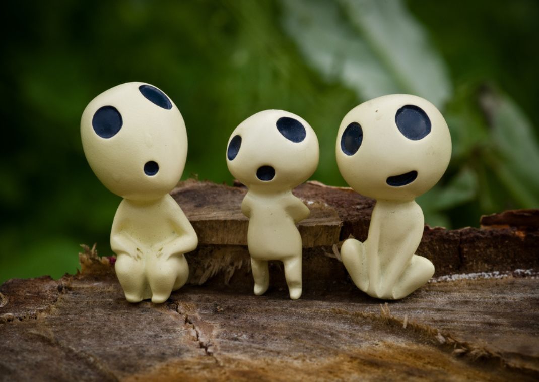  Kodama szellemfigurák a mohában, Japán