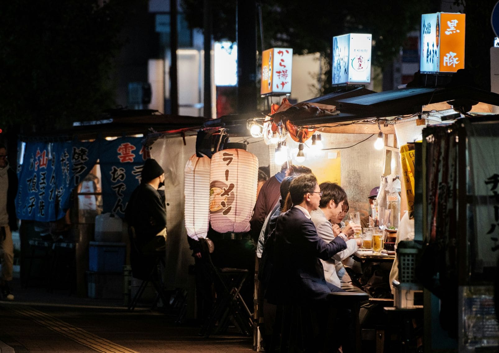 Közös étkezés egy japán étterem előtt