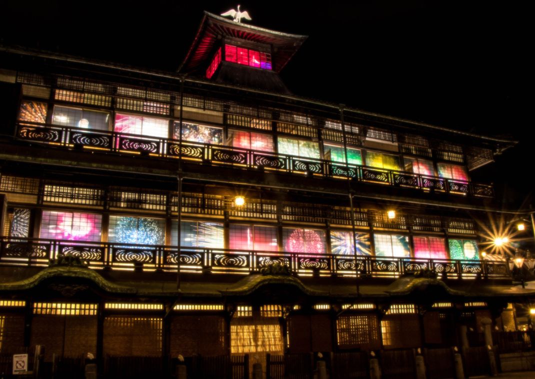 Dogo Onszen esti fényekben, Japán