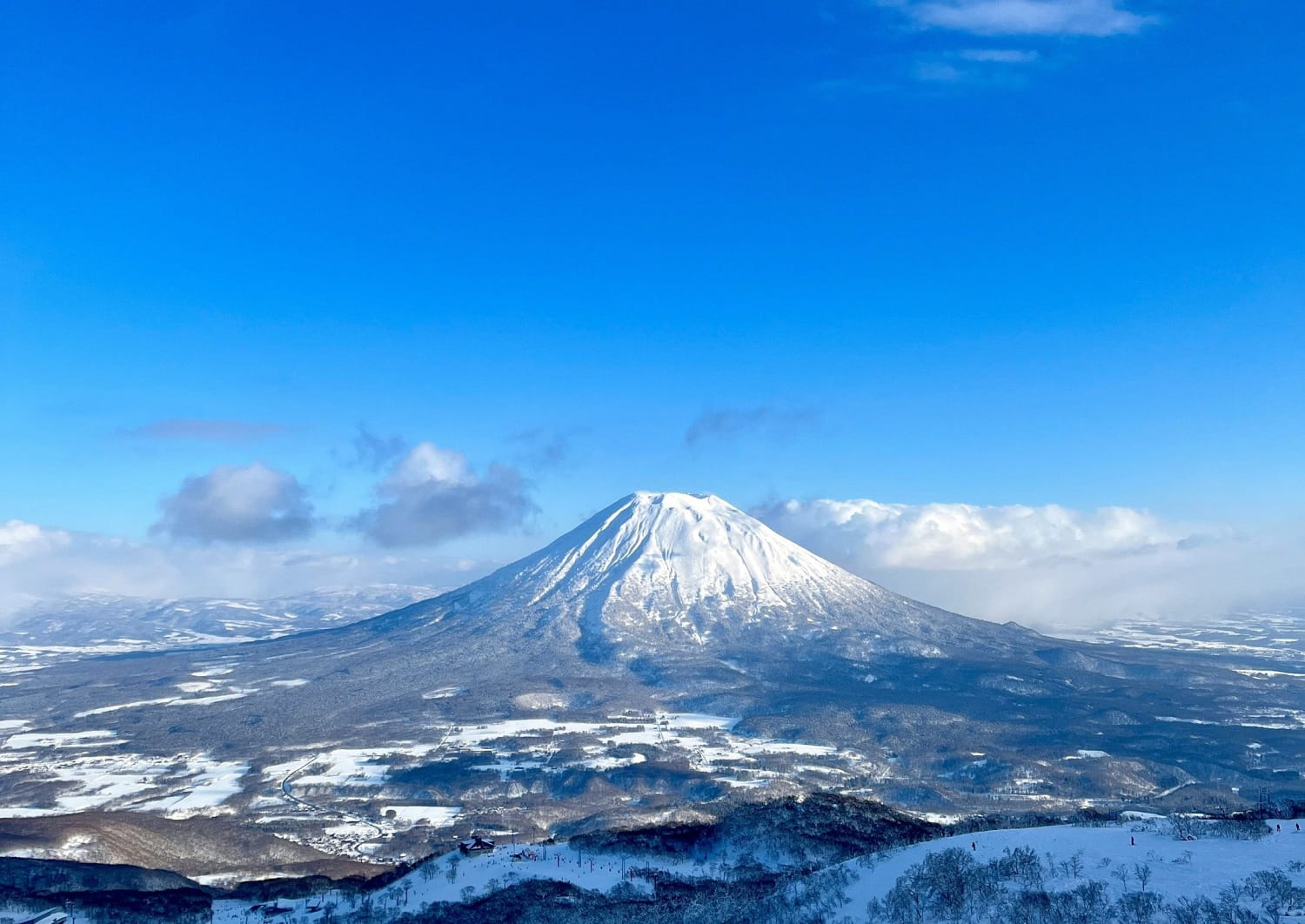  A Yotei-hegy látképe Nisekóból egy derűs napon, Hokkaido, Japán