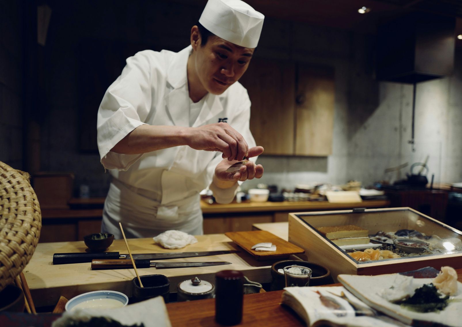 Szusi felszolgálása hagyományos japán séf által