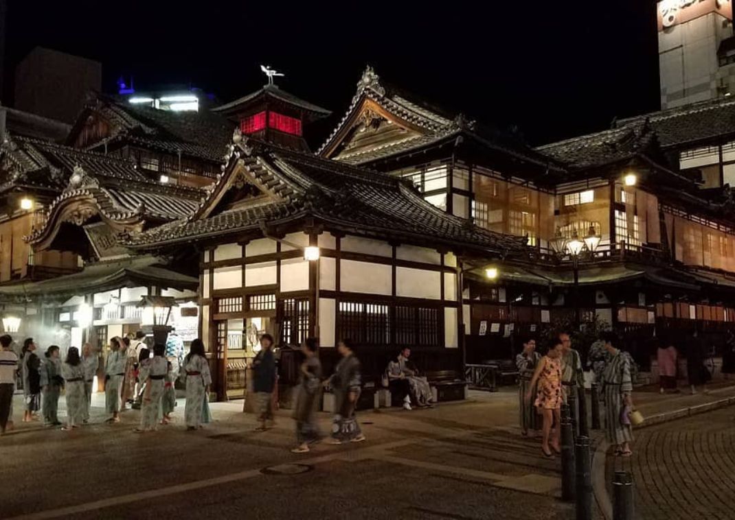  Dogo Onszen éjszaka, Japán