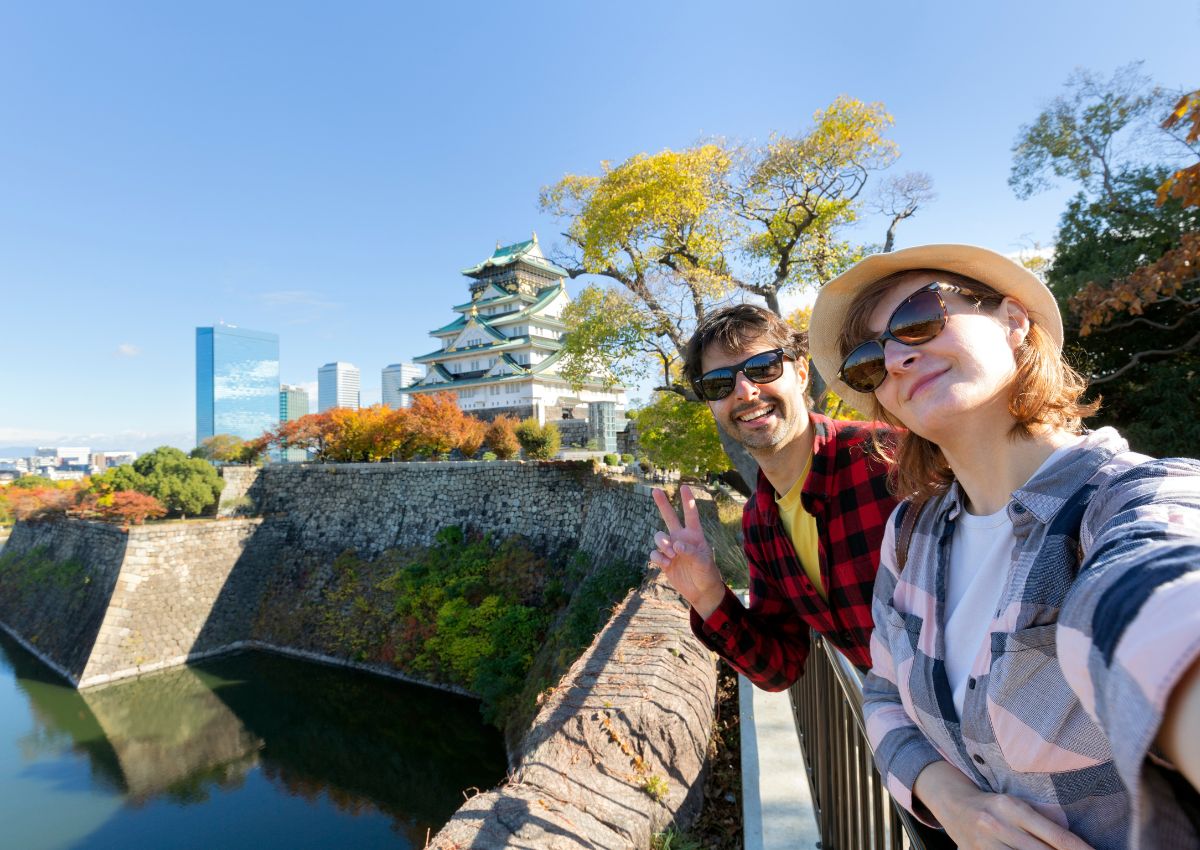 Pár az Oszaka kastély előtt, Japán