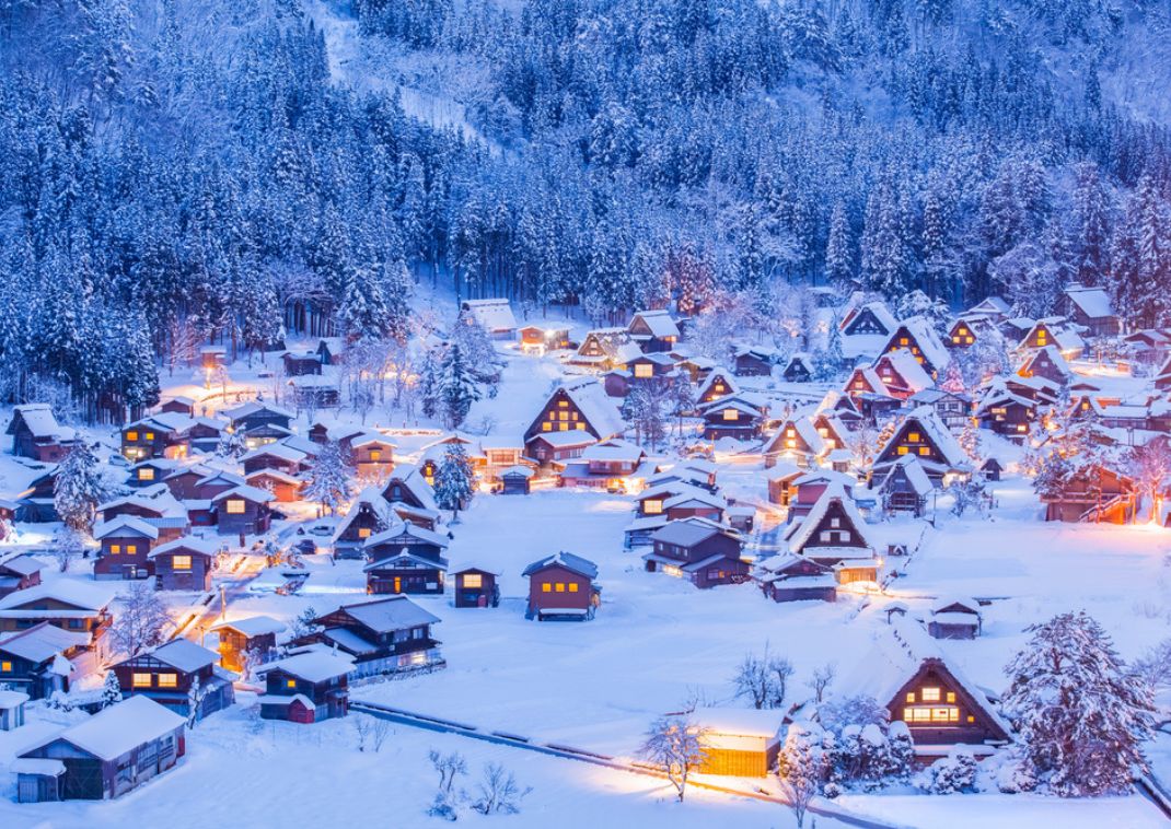 Havas japán táj Shirakawago falujában, téli kivilágításban
