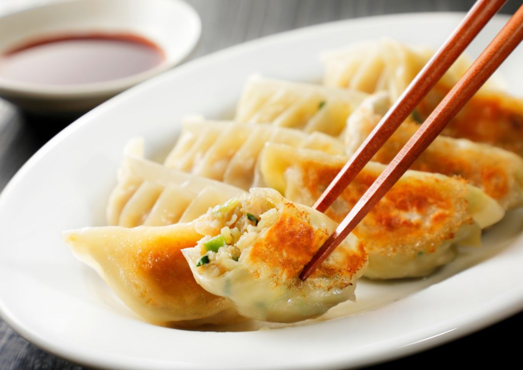 Ropogósra sült japán gyoza, evőpálcikák közt