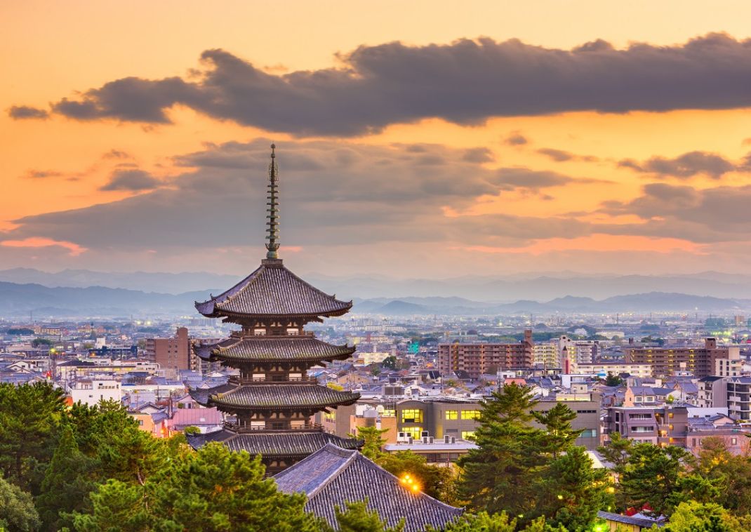 Nara – japán pagoda és városkép alkonyatkor