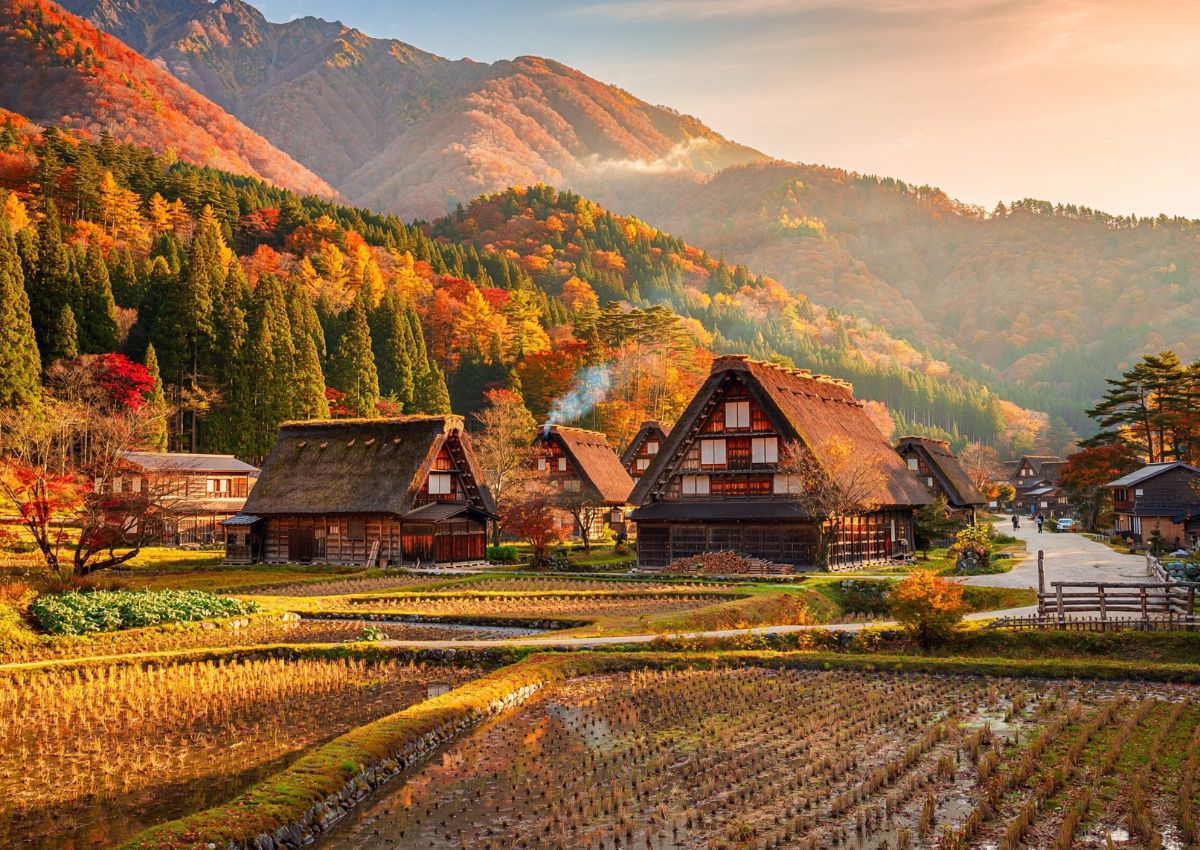 Őszi táj a Japán Gifu prefektúrában található Shirakawa-go faluban.