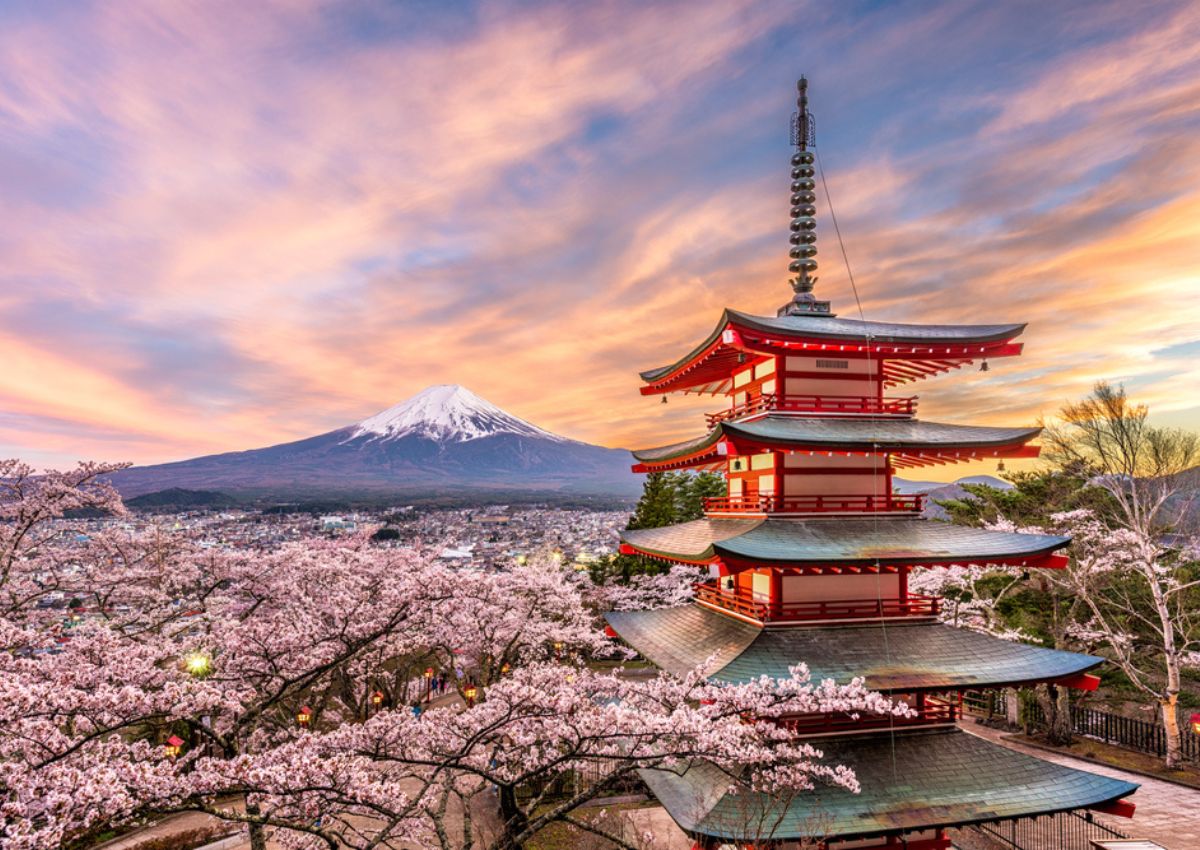 Fuji-hegy a vörös pagodával tavasszal, Fujiyoshida, Japán