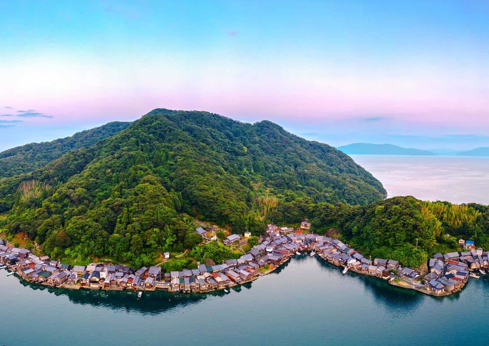  Funaya csónakházak alkonyatkor, Ine-öböl, Kiotó, Japán