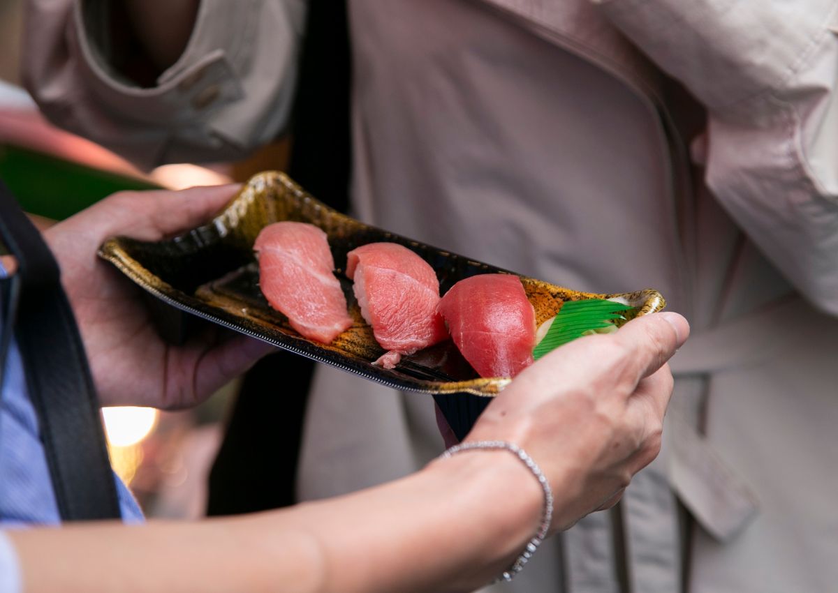 Hölgy friss sushival a Tsukiji halpiacon, Tokió