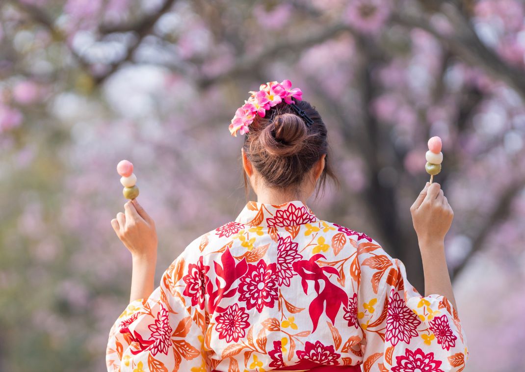 Hagyományos japán öltözetet viselő hölgy japán desszertekkel