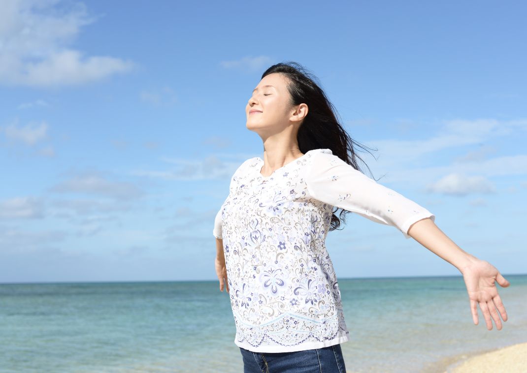 Relaxáló nő a tengerparton, Okinawa