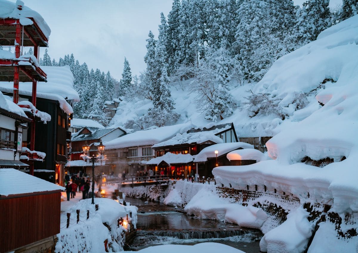 Esti téli látkép a Ginzan Onszen fürdőnél, Yamagata prefektúra, Japán