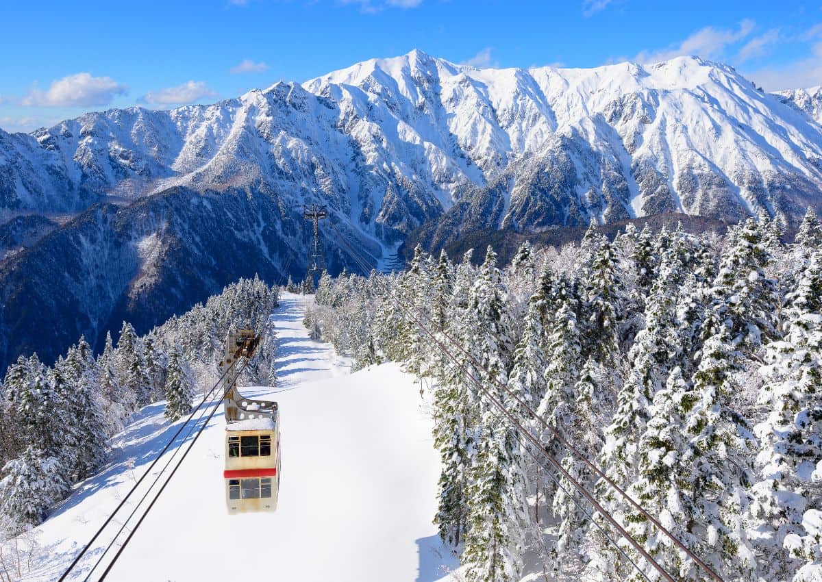 A Shin-Hotaka kötélpálya a Hotaka-hegyen, télen (Nagano)
