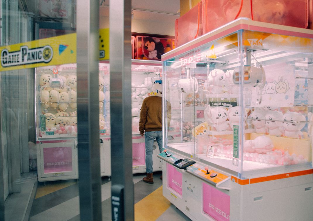 Ufo catcher játék az egyik tokiói játékteremben