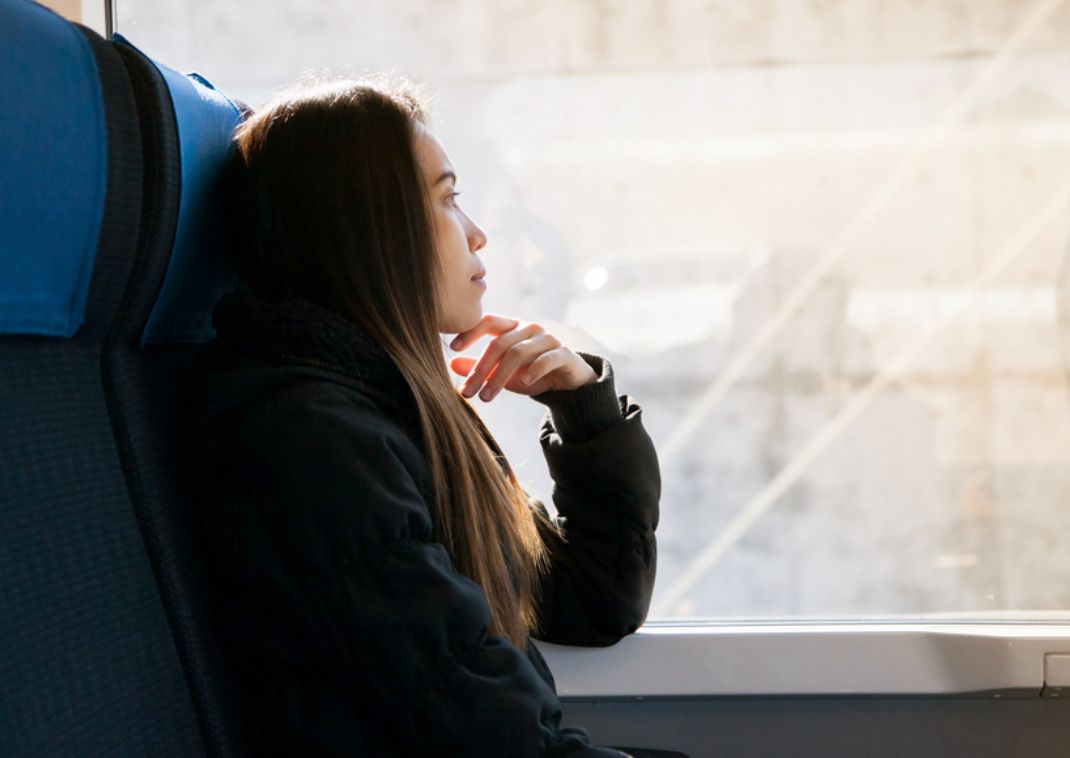 Fiatal nő ül a Tokió felé tartó Narita Express vonaton