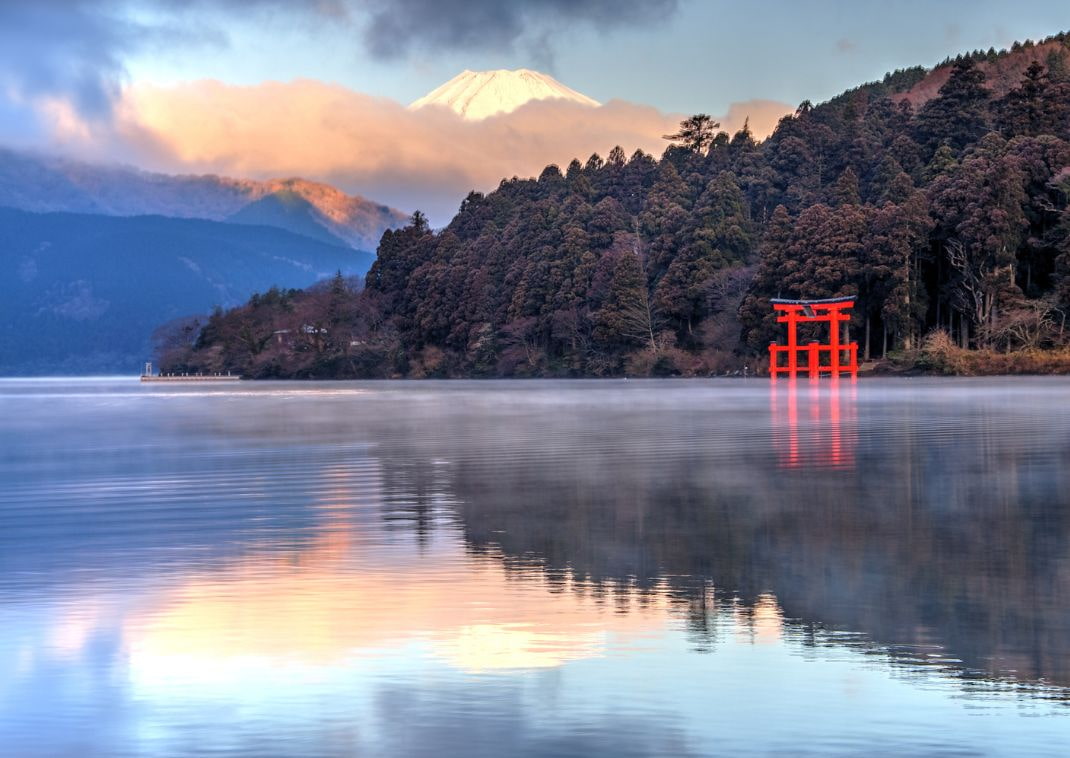 A Fudzsi-hegy tükröződése az Asinoko-tavon, Hakone, Japán