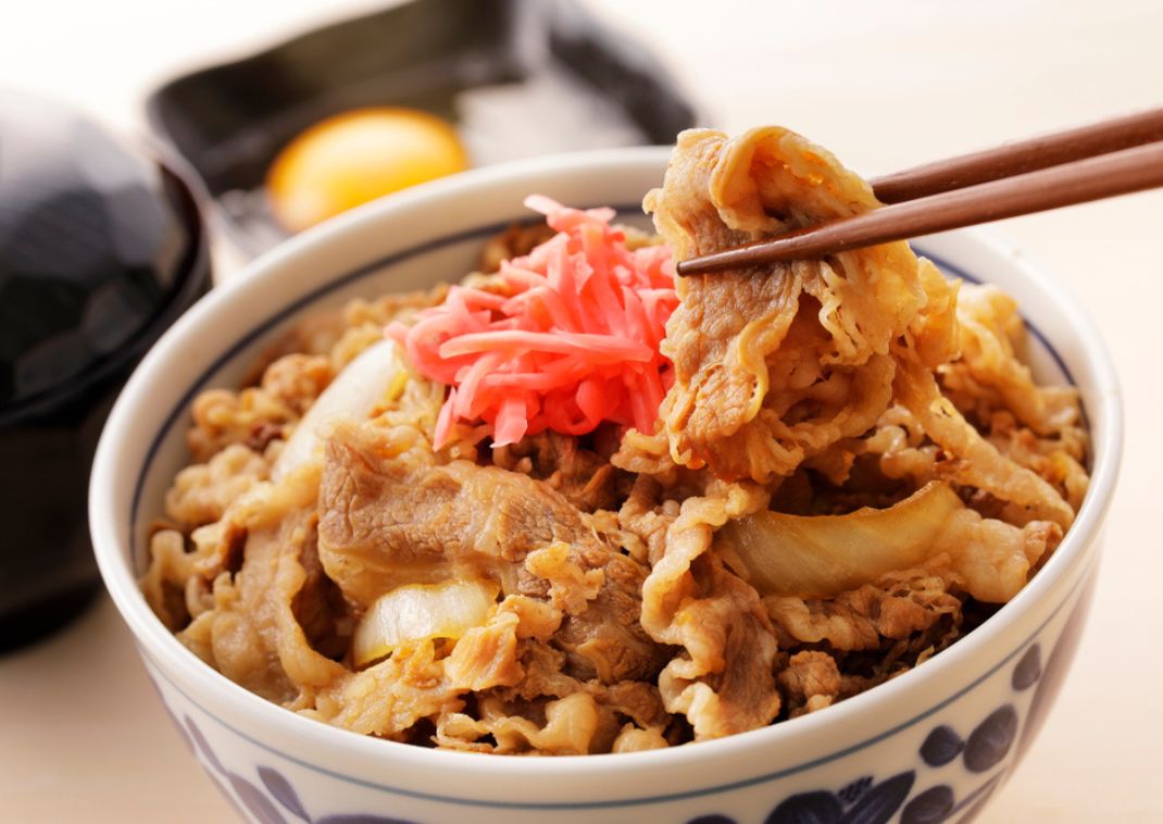 Marhahúsos rizstál (gyudon) gyömbérrel a tetején