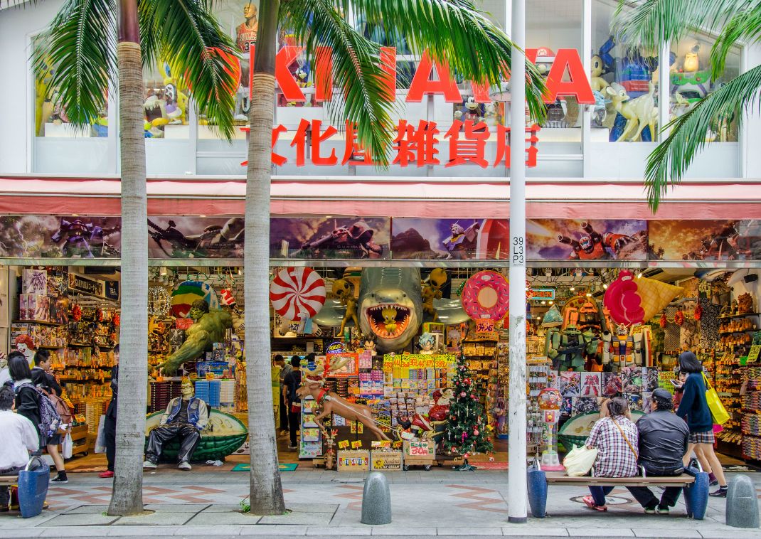 Kirakat a Kokusaidorin, Naha városa, Okinawa