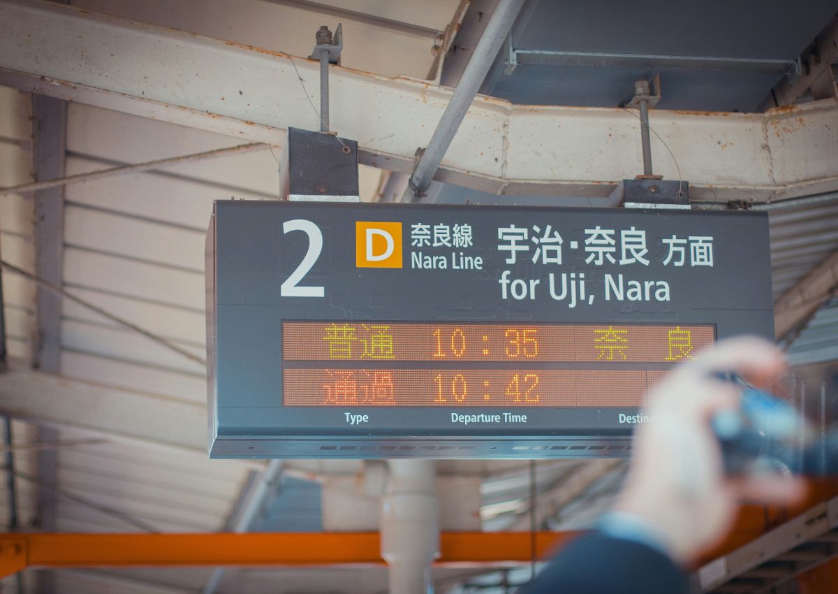 Japán vasútállomás kanji írásjegyekkel ellátott tájékoztató táblája.