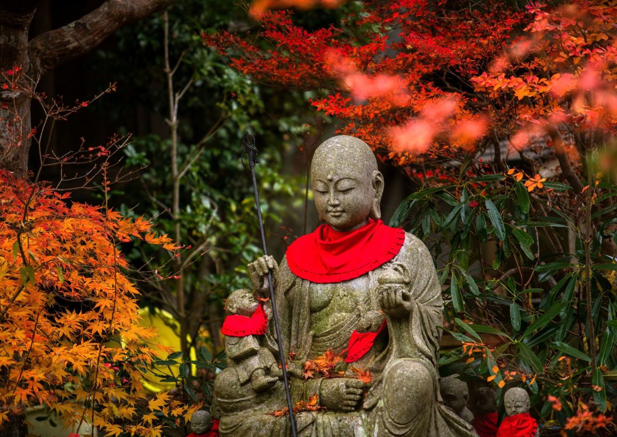 Jizo-szobor a Sanboin templom őszi kertjében