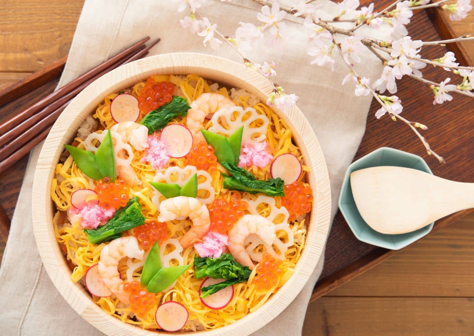 Színes, gazdagon tálalt japán chirashi szusi egy tálban