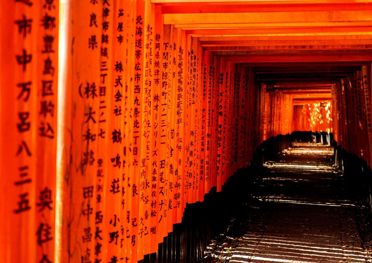 Vörös torii kapuk sora a Fushimi Inari-szentélynél, Kiotó, Japán