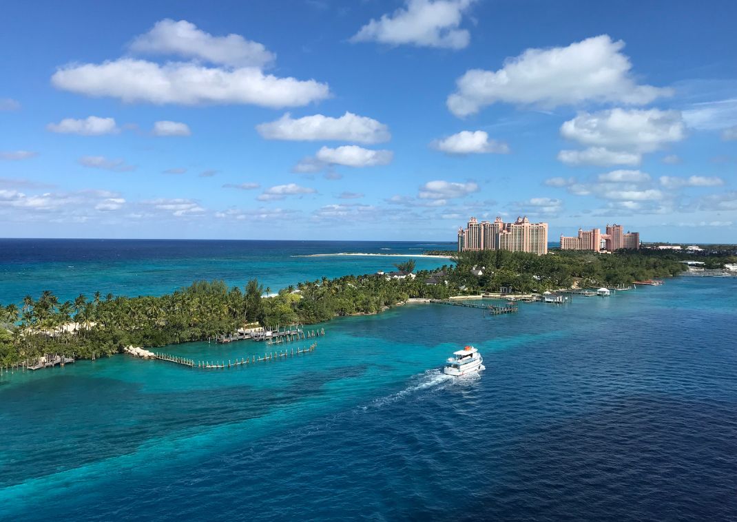 Okinawa resort hotel és a tenger látványa